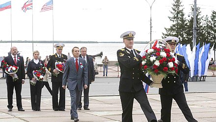  Возложение корзины цветов к Вечному огню.