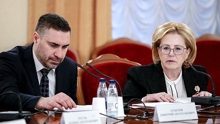 Председатель Комитета по охране здоровья Дмитрий Хубезов и руководитель Федерального медико-биологического агентства России (ФМБА) Вероника Скворцова