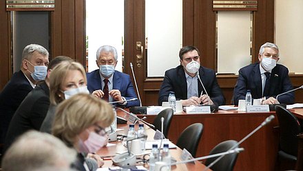 Руководитель фракции «Единая Россия» Владимир Васильев, Председатель Комитета по охране здоровья Дмитрий Хубезов и Первый заместитель Председателя Комитета Леонид Огуль