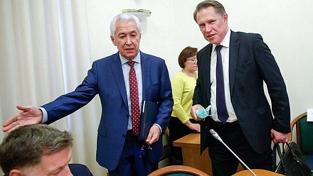 Министр здравоохранения РФ Михаил Мурашко и руководитель фракции «Единая Россия» Владимир Васильев