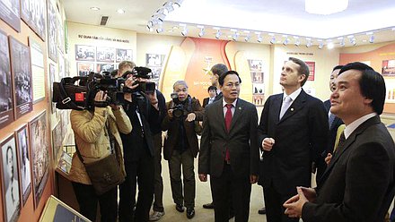 Встреча со студентами и преподавателями Вьетнамского национального университета.