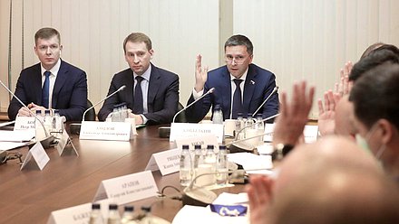 Заместитель Министра энергетики РФ Петр Бобылев, Министр природных ресурсов и экологии РФ Александр Козлов и Председатель Комитета по экологии, природным ресурсам и охране окружающей среды Дмитрий Кобылкин