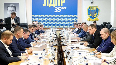 Встреча Министра здравоохранения РФ Михаила Мурашко с представителями фракции ЛДПР