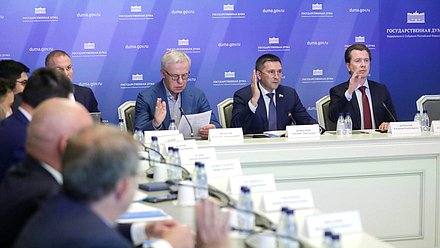 Председатель Комитета по экологии, природным ресурсам и охране окружающей среды Дмитрий Кобылкин и Первый заместитель Председателя Комитета Комитета Вячеслав Фетисов и Владимир Бурматов