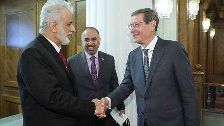 国家杜马第一副主席亚历山大·茹科夫和阿曼苏丹国国家委员会主席阿卜杜勒马利克·本·阿卜杜拉·阿尔-哈利利