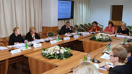 Круглый стол Комитета Государственной Думы по вопросам семьи, женщин и детей на тему "Правовые гарантии развития семейных детских садов и других вариативных форм дошкольного образования".