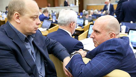 Член Комитета по культуре Владимир Крупенников и Первый заместитель Председателя Комитета по государственному строительству и законодательству Юрий Синельщиков