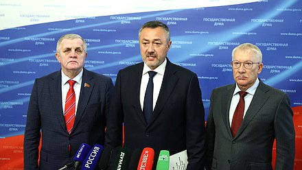 Николай Коломейцев (КПРФ), руководитель временной депутатской рабочей группы по подготовке первого заседания Государственной Думы IX созыва Виктор Пинский и заместитель руководителя рабочей группы Олег Морозов