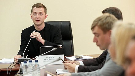 Председатель Комитета по молодежной политике Артем Метелев