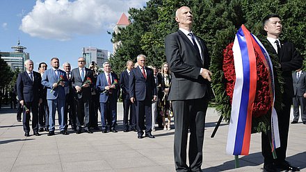 Председатель Государственной Думы Вячеслав Володин и депутаты ГД возложили цветы к Памятнику советским летчикам-освободителям в Чанчуне (КНР)