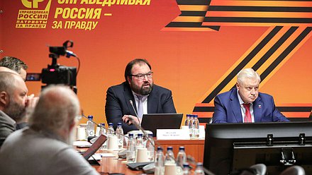 Министр цифрового развития, связи и массовых коммуникаций РФ Максут Шадаев и руководитель фракции «Справедливая Россия — За правду» Сергей Миронов