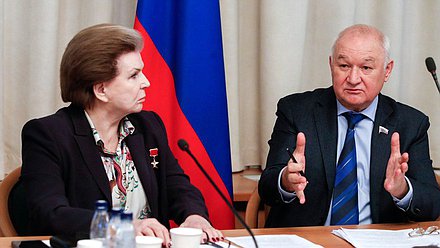 Член Комитета по международным делам Валентина Терешкова и Первый заместитель Председателя Комитета по делам национальностей Ильдар Гильмутдинов