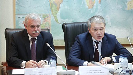 Генеральный секретарь ОДКБ Станислав Зась и Председатель Комитета по делам СНГ, евразийской интеграции и связям с соотечественниками Леонид Калашников