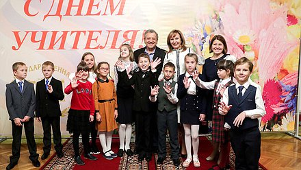 Заместитель Председателя Комитета по образованию и науке Лариса Тутова и художественный руководитель детского киножурнала «Ералаш» Борис Грачевский