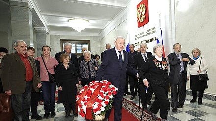 Возложение цветов ветеранами Минэкономразвития к памятной доске работников Госплана СССР