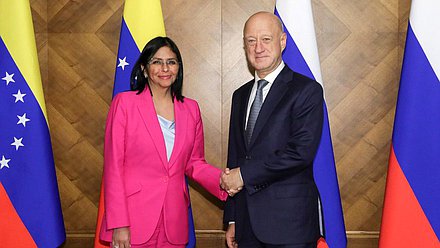 La Vicepresidenta ejecutiva de la República Bolivariana de Venezuela, Delcy Eloína Rodríguez Gómez, y el Jefe Adjunto de la Duma Estatal, Aleksandr Babakov