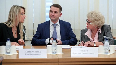 Первый заместитель Председателя Комитета по просвещению Яна Лантратова, Председатель Комитета по труду, социальной политике и делам ветеранов Ярослав Нилов и Сенатор РФ Людмила Нарусова