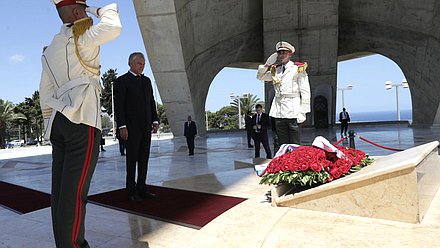 Председатель Государственной Думы Вячеслав Володин возложил венок к Монументу героям войны за независимость Алжира