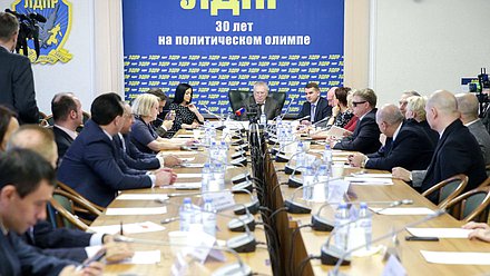 Круглый стол Комитета по труду, социальной политике и делам ветеранов на тему «Влияние социальных факторов на здоровье и продолжительность жизни»