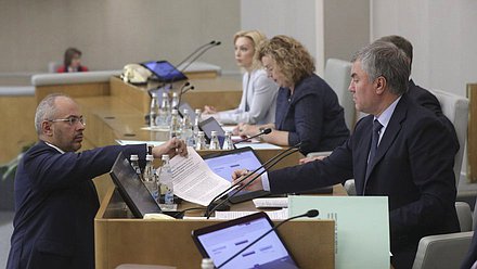 Председатель Государственной Думы Вячеслав Володин и Председатель Комитета по природным ресурсам, собственности и земельным отношениям Николай Николаев