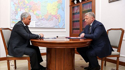 Председатель Государственной Думы Вячеслав Володин и губернатор Астраханской области Игорь Бабушкин