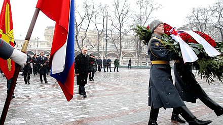 Президент Российской Федерации Владимир Путин во время церемонии возложения венка к Могиле Неизвестного Солдата в День защитника Отечества. Фото: Анна Исакова/Фотослужба Государственной Думы.