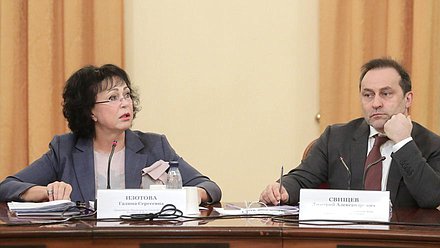 Заместитель Председателя Счетной палаты Галина Изотова и Председатель Комитета по физической культуре и спорту Дмитрий Свищев