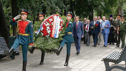 Памятная церемония возложения цветов к обелиску «Павшим в Мировой войне 1914-1918 годов», к памятнику сестрам милосердия и к могиле Великого князя Николая Николаевича в Мемориально-парковом комплексе героев Первой мировой войны.