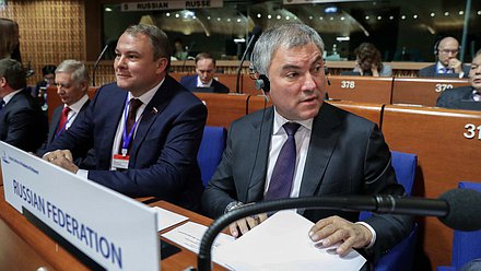 Заместитель Председателя Государственной Думы Петр Толстой и Председатель Государственной Думы Вячеслав Володин