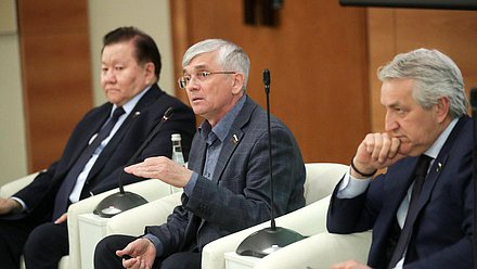 Член Комитета по охране здоровья Александр Петров