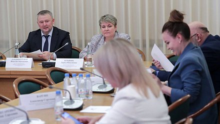 Член Комитета по молодежной политике Вячеслав Дамдинцурунов и член Комитета по делам национальностей Лариса Буранова