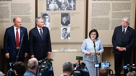 Председатель Государственной Думы Вячеслав Володин, Председатель Милли Меджлиса Азербайджанской Республики Сагиба Гафарова, первый заместитель генерального директора ФГУП «Информационное телеграфное агентство России (ИТАР-ТАСС)» Михаил Гусман и руководитель фракции КПРФ Геннадий Зюганов