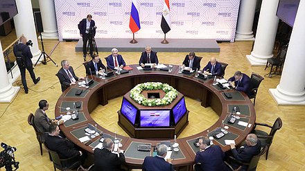 俄罗斯国家杜马主席维亚切斯拉夫·沃洛金与阿拉伯埃及共和国众议院议长哈纳菲·吉巴利会晤