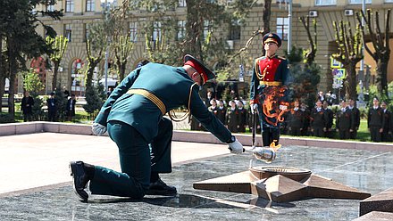 Председатель Государственной Думы Вячеслав Володин и главы делегаций стран-участниц  Международного форума «Великое наследие — общее будущее» приняли участие в торжественной церемонии зажжения Вечного огня на Аллее героев в Волгограде