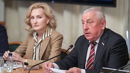 Заместитель Председателя Государственной Думы Ирина Яровая и Председатель Комитета по развитию Дальнего Востока и Арктики Николай Харитонов