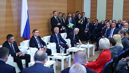 Член фракции "Единая Россия" Дмитрий Кобылкин, Секретарь Генерального совета Партии "Единая Россия" Владимир Якушев, Председатель Государственной Думы Вячеслав Володин и член фракции "Единая Россия" Владимир Васильев