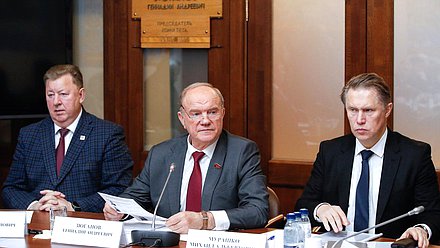 Председатель Комитета по аграрным вопросам Владимир Кашин, руководитель фракции КПРФ Геннадий Зюганов и Министр здравоохранения РФ Михаил Мурашко