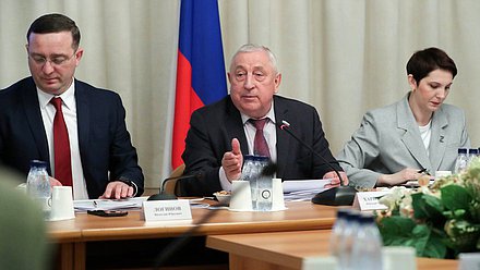 Первый заместитель Председателя Комитета по развитию Дальнего Востока и Арктики Вячеслав Логинов, Председатель Комитета Николай Харитонов и заместитель Председателя Комитета по экологии, природным ресурсам и охране окружающей среды Жанна Рябцева