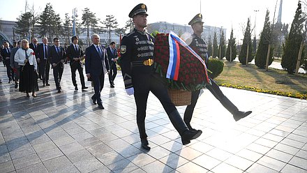 Председатель Государственной Думы Вячеслав Володин и депутаты возложили цветы к монументу «Ода стойкости» в Парке Победы в Ташкенте