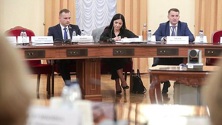 Заместитель Председателя Комитета по охране здоровья Сергей Леонов, Председатель комиссии по охране здоровья Молодежной общественной палаты Стелла Узденова и Председатель Комитета по труду, социальной политике и делам ветеранов Ярослав Нилов