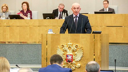 Первый заместитель Председателя Комитета по государственному строительству и законодательству Юрий Синельщиков