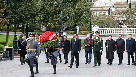 Первый заместитель Председателя Государственной Думы Иван Мельников и Председатель Постоянного комитета Всекитайского собрания народных представителей КНР Ли Чжаньшу возложили цветы к Могиле Неизвестного солдата