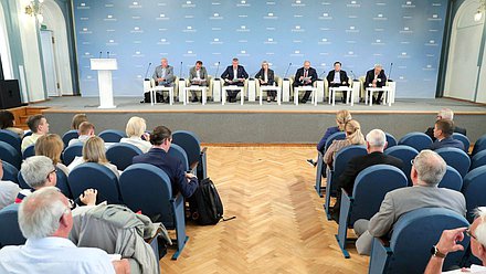 Круглый стол Комитета по охране здоровья на тему «Состояние 
и перспективы развития санитарной авиации в РФ»