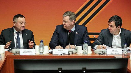 Министр строительства и ЖКХ РФ Ирек Файзуллин, Первый заместитель Председателя Комитета по аграрным вопросам Олег Нилов и Первый заместитель Председателя Комитета по контролю Дмитрий Гусев