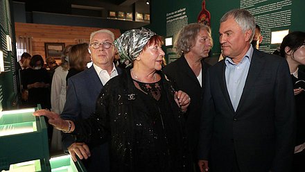 Председатель Государственной Думы Вячеслав Володин и вдова режиссера Станислава Говорухина Галина Говорухина