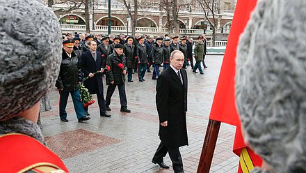 Возложение цветов к могиле неизвестного солдата у кремлёвской стены.