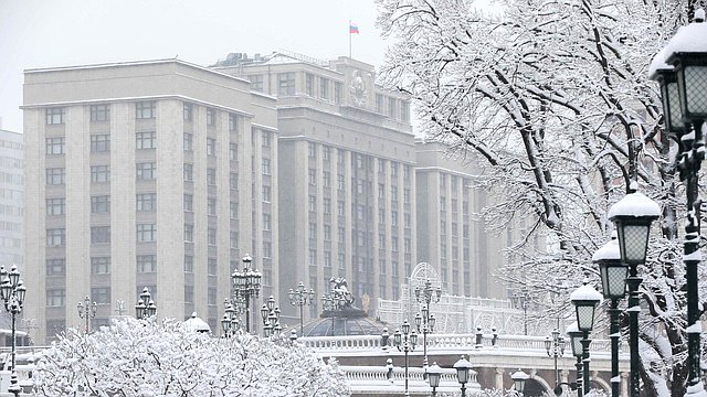 Здание Государственной Думы зима