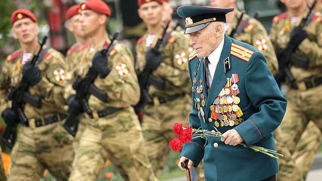 Возложение цветов к Могиле Неизвестного Солдата в честь 74-й годовщины Победы в Великой Отечественной войне