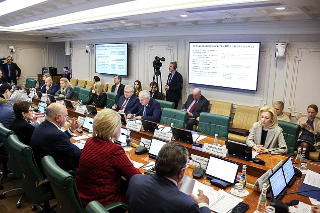 اجتماع اللجنة البرلمانية المعنية بالتحقيق في الجرائم التي يرتكبها نظام كييف ضد القاصرين