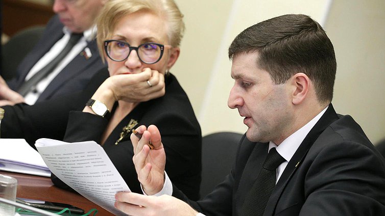 Член комитета по энергетике Борис Гладких во время круглого стола.